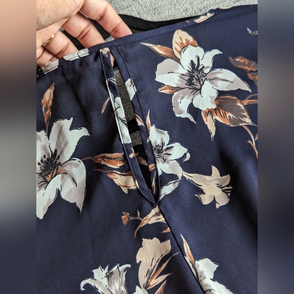 Beautiful floral top by Sienna Sky - Picture 7 of 9